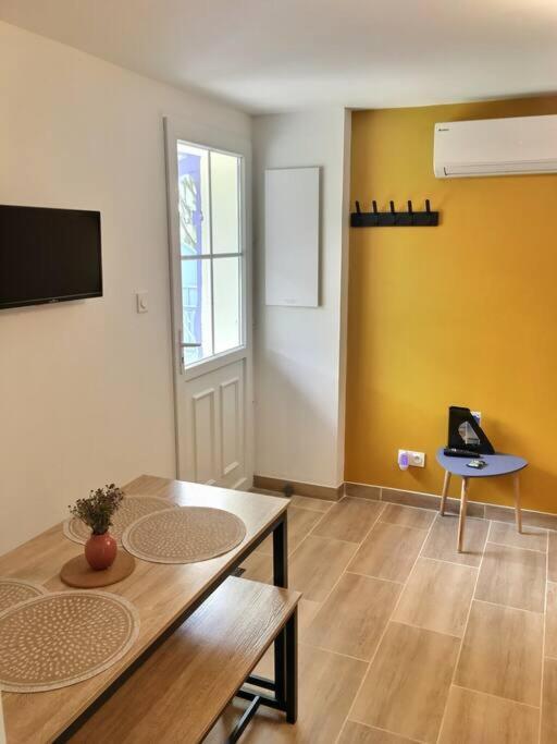 Bleu Lavande - Coquet Appartement Ambiance Village 이스틀 외부 사진